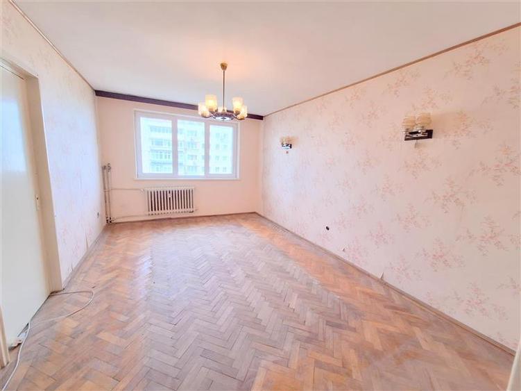 Apartament cu 3 camere decomandat în 9 Mai