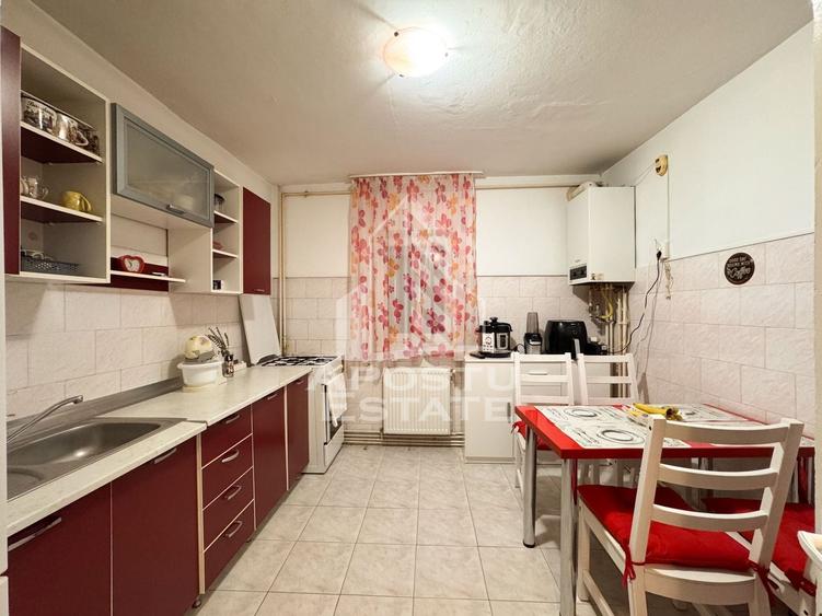 Apartament cu 3 camere decomandat în Girocului