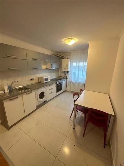 Apartament cu 3 camere decomandat, mobilat în Zorilor