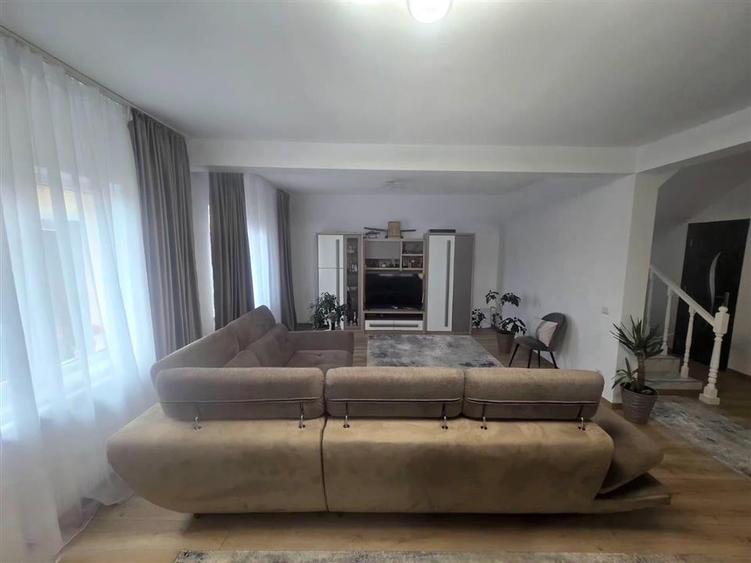 Casă individuală cu 4 camere cu Garaj în Moara Nica