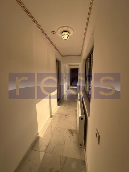 Casă individuală cu 7 camere cu Canalizare în Vitan Mall