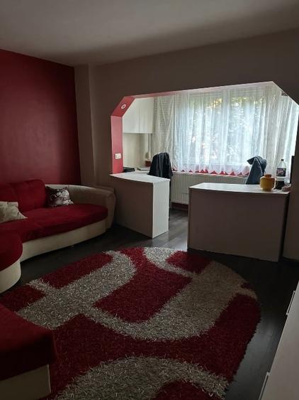 Apartament cu 3 camere decomandat, mobilat în Lunei