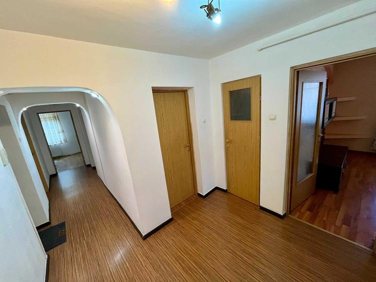 Apartament cu 3 camere decomandat în Cetate