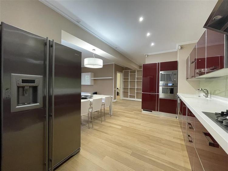 Apartament cu 4 camere decomandat, mobilat în Herăstrău