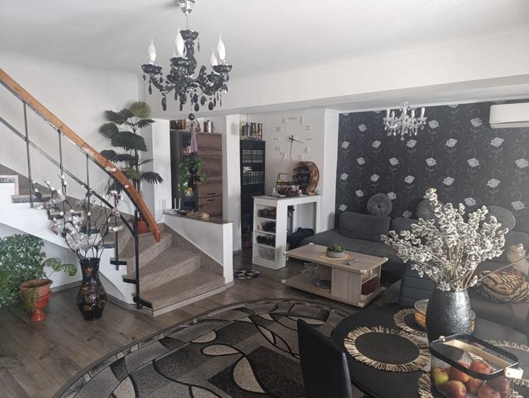 Apartament cu 4 camere decomandat în Cetate