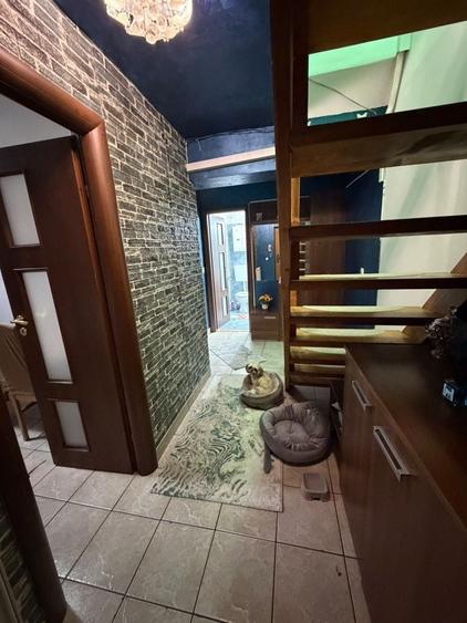 Apartament cu 3 camere semidecomandat în Runcu