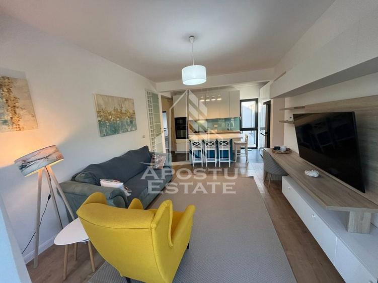Apartament cu 3 camere semidecomandat, mobilat în Central