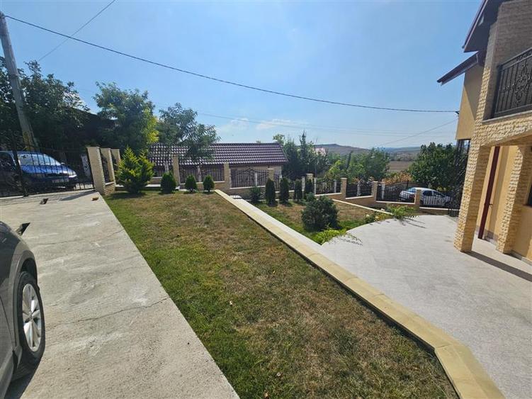 Casă cu 5 camere cu Garaj în Lețcani