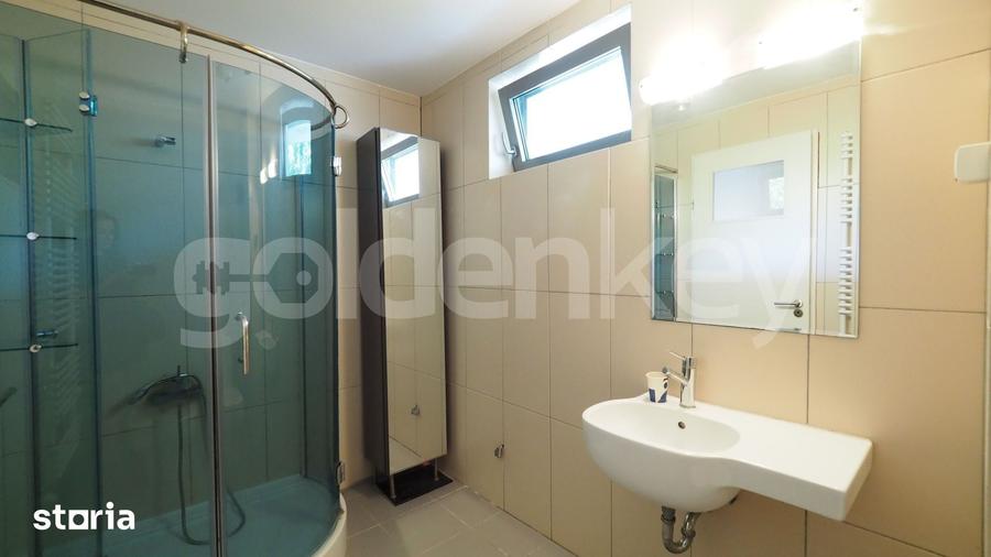 Casă cu 5 camere cu Teren 200 Mp în Băneasa