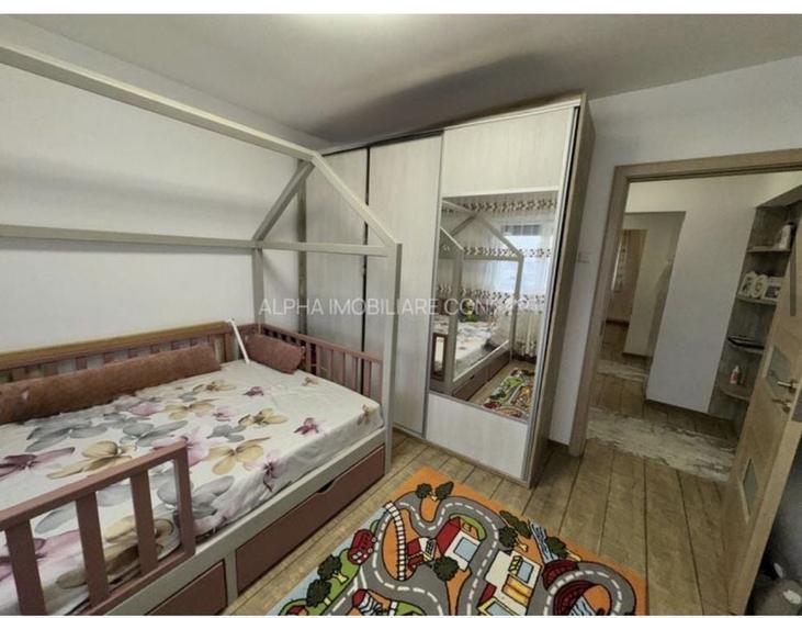 Apartament cu 3 camere decomandat în Exterior Vest