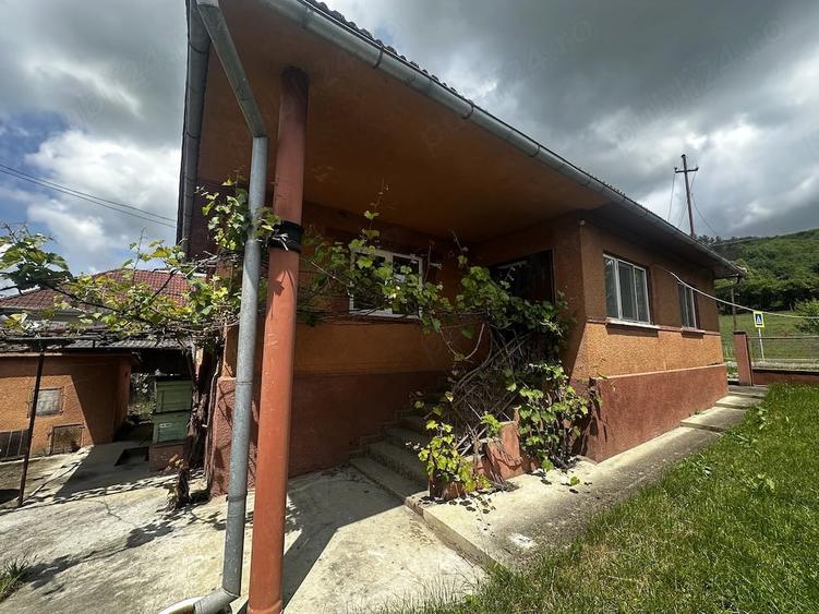 Casă cu 3 camere cu Teren 2200 Mp în Nireș