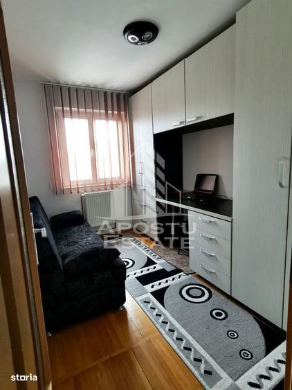 Apartament cu 3 camere semidecomandat, mobilat în Girocului