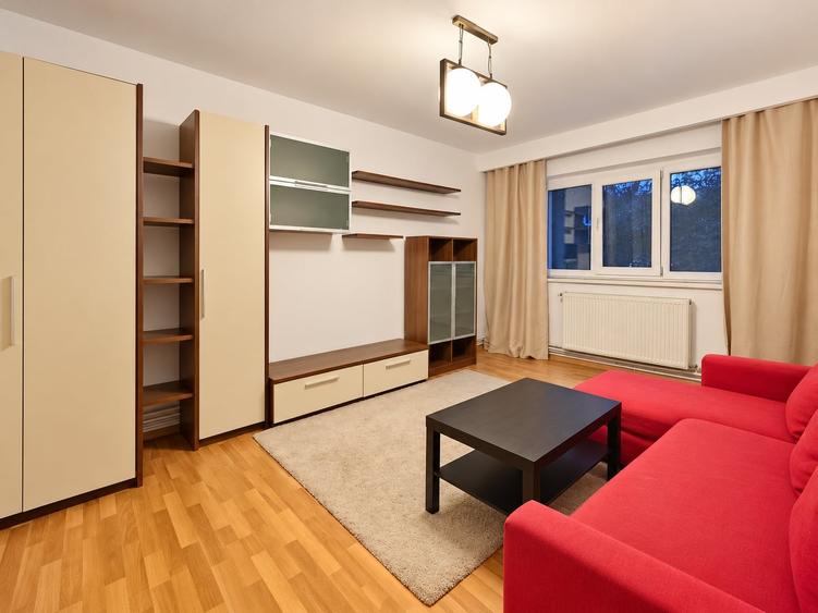 Apartament cu 4 camere decomandat, mobilat în Băneasa