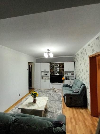 Apartament cu 3 camere semidecomandat în Exterior Vest