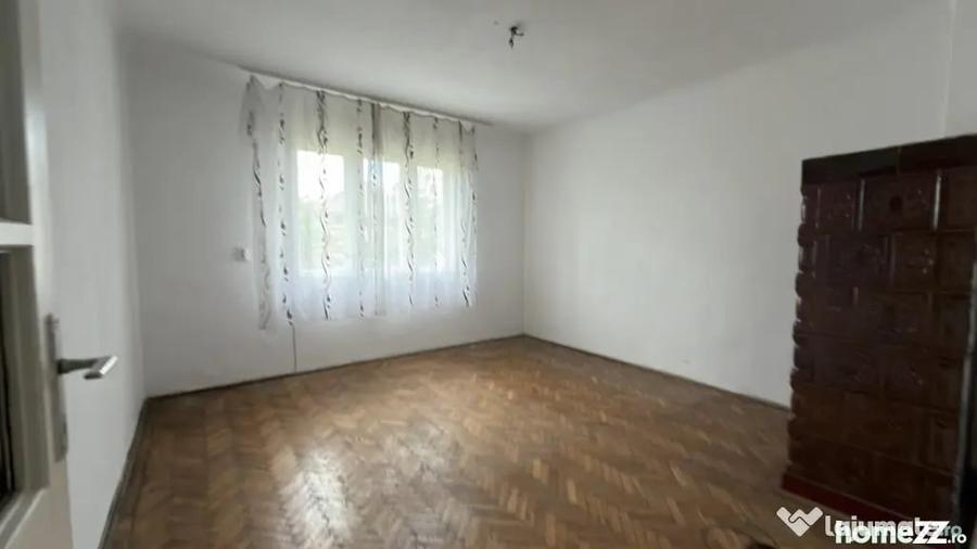Casă cu 3 camere cu Teren 2200 Mp în Central