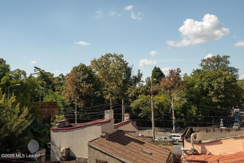 Casă individuală cu 10 camere cu Canalizare în Cotroceni