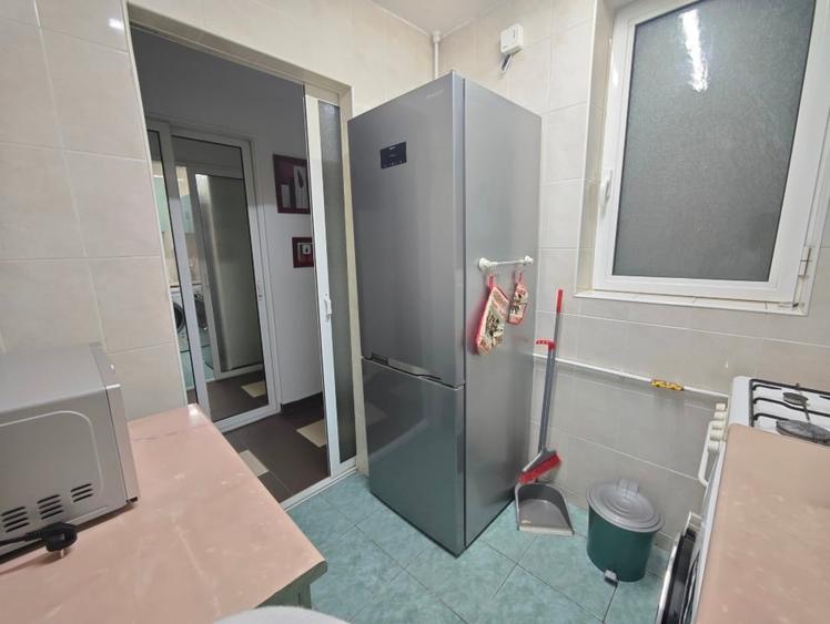 Apartament cu 3 camere decomandat, mobilat în P-ța Victoriei