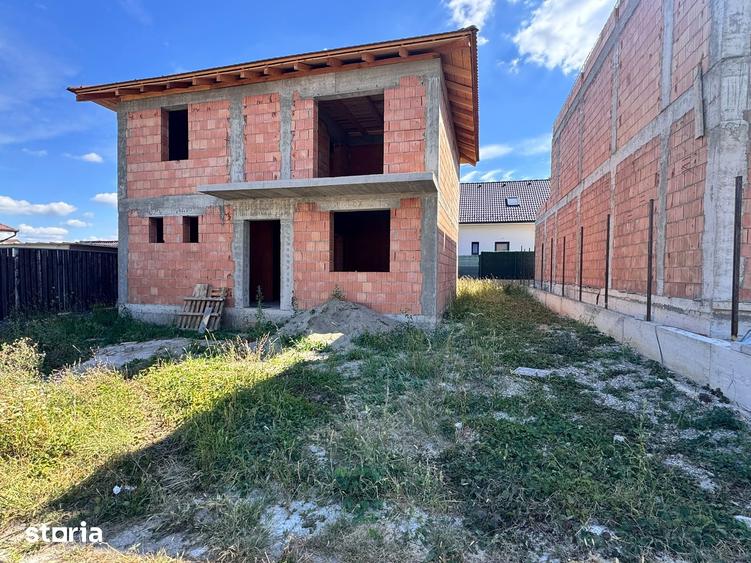 Casă cu 4 camere decomandat cu Canalizare în Șura Mică