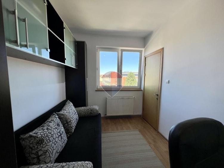 Apartament cu 3 camere decomandat, mobilat în Trei Stejari