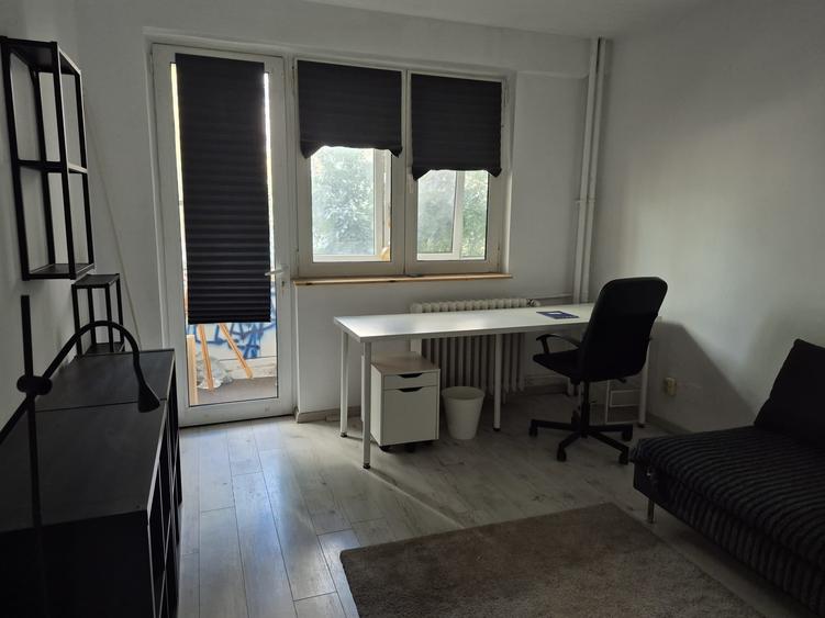 Apartament cu 3 camere semidecomandat în Dristor