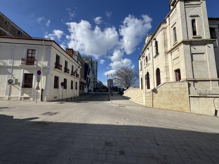 Apartament cu 4 camere decomandat, mobilat în Central