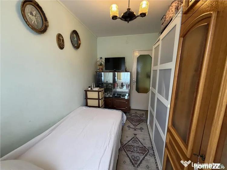 Apartament cu 3 camere semidecomandat în Astra