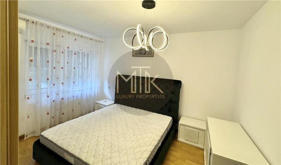 Apartament cu 3 camere semidecomandat, mobilat în Nordului
