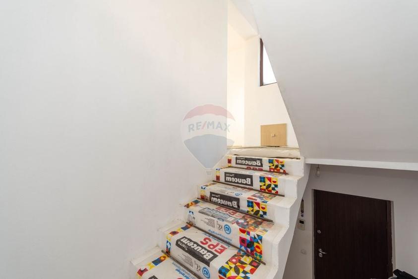 Casă individuală cu 9 camere cu Teren 400 Mp în Est