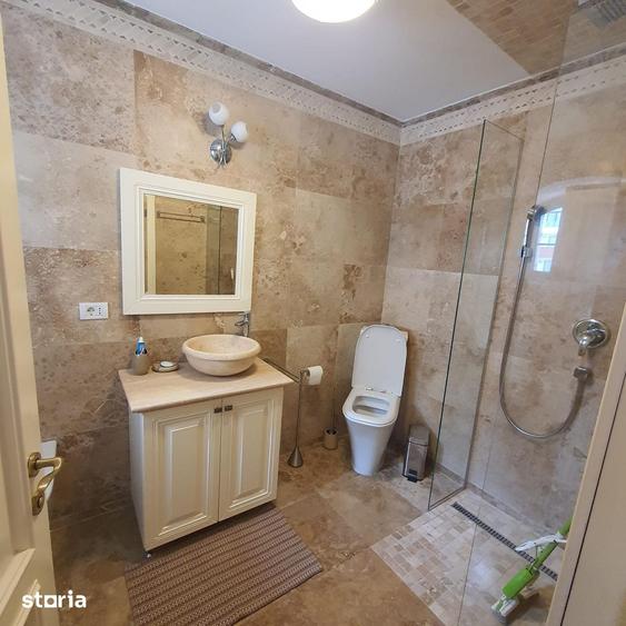 Casă cu 8 camere cu Teren 1100 Mp în Central