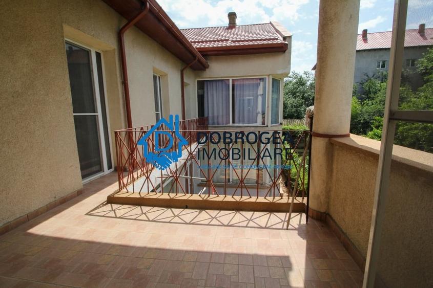 Casă individuală cu 8 camere cu Canalizare în Central