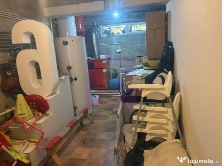 Casă cu 10 camere cu Teren 446 Mp în Drumul Sării