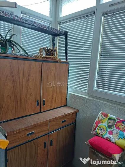 Apartament cu 3 camere semidecomandat, mobilat în Progresul