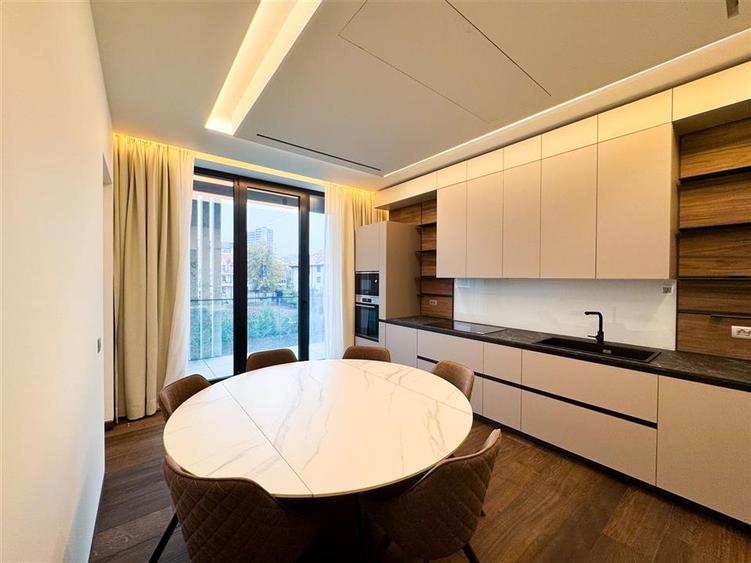 Apartament cu 5 camere decomandat, mobilat în Kiseleff