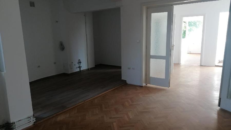Apartament cu 3 camere semidecomandat în Armeneasca