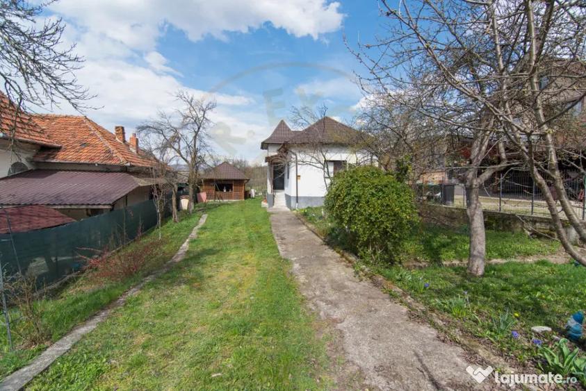 Casă cu 3 camere cu Teren 1000 Mp în Văcarea