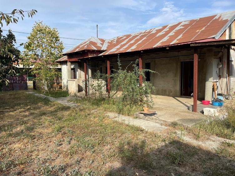 Casă cu 3 camere cu Teren 2100 Mp în Teișori
