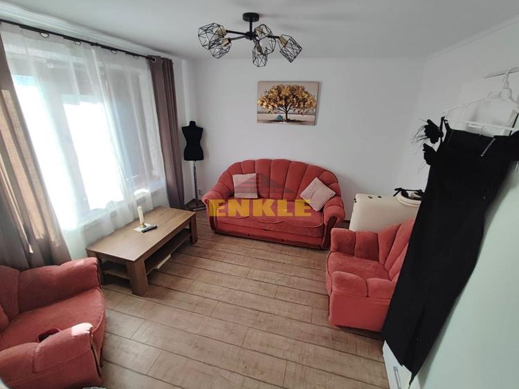 Casă individuală cu 6 camere cu Canalizare în Vest