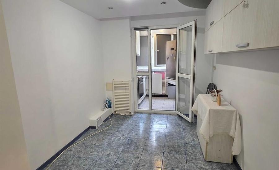 Apartament cu 3 camere semidecomandat în Titan