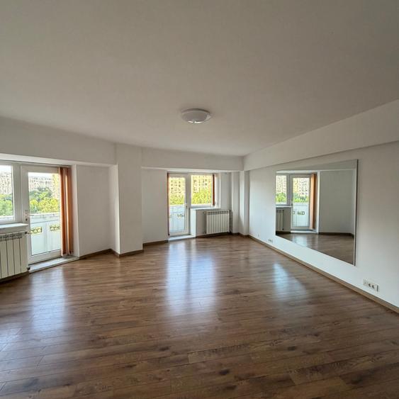 Apartament cu 3 camere semidecomandat în P-ța Alba Iulia