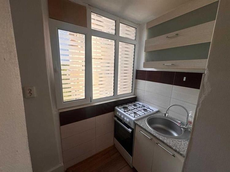 Apartament cu 2 camere semidecomandat, mobilat în Craiovița Nouă