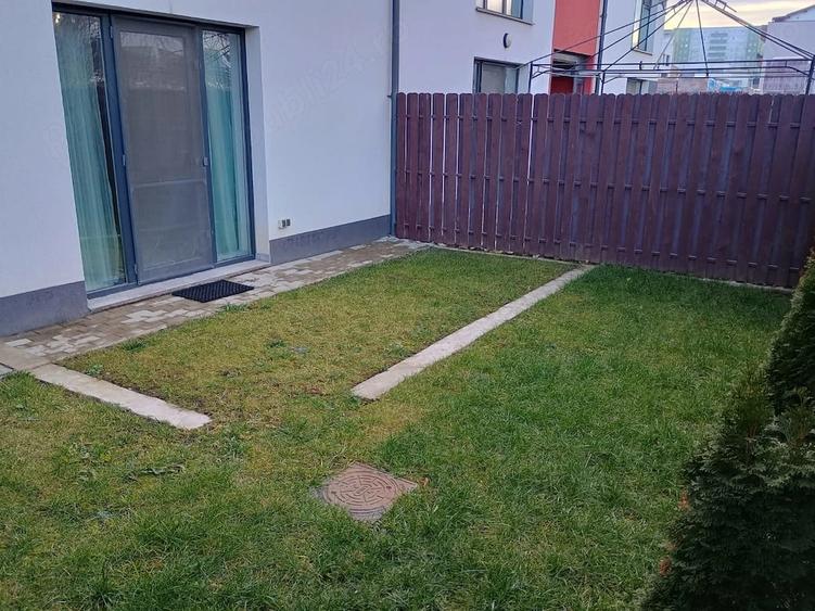 Apartament cu 3 camere decomandat în Tractorul