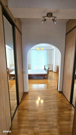 Apartament cu 3 camere semidecomandat în Cotroceni