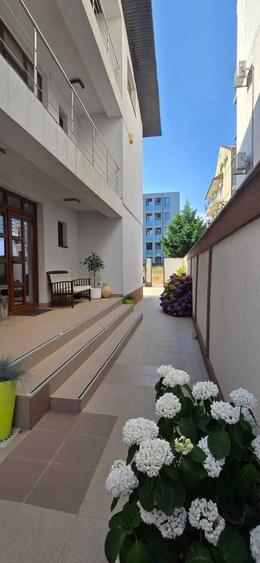 Pensiune, 10 Camere, Complet Functionala in Eforie Nord - 2