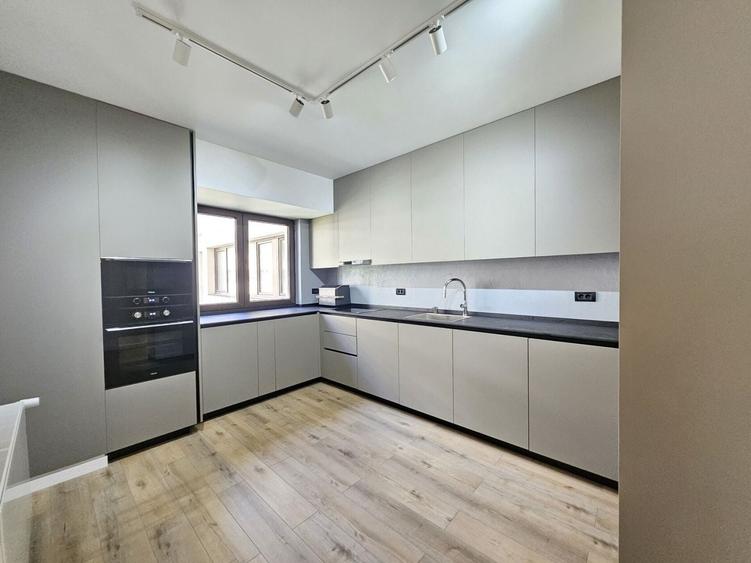 Apartament cu 4 camere decomandat, mobilat în Pipera
