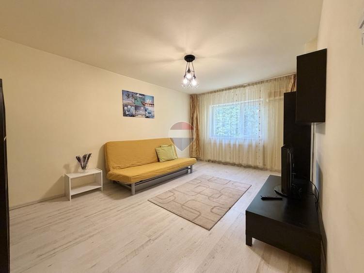 Apartament cu 3 camere decomandat, mobilat în Uverturii