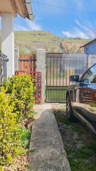 Casă cu Teren 1550 Mp în Roșia de Secaș