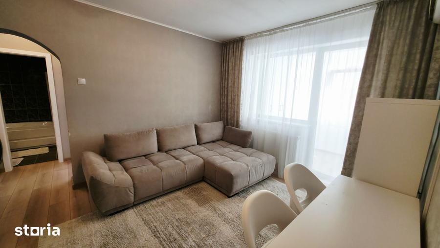 Apartament cu 3 camere semidecomandat în Podu Roș