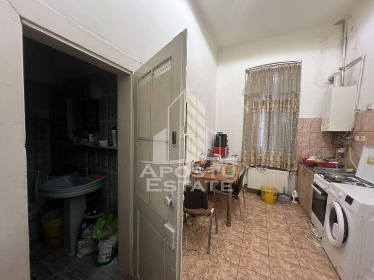 Apartament cu 3 camere semidecomandat în P-ța Maria