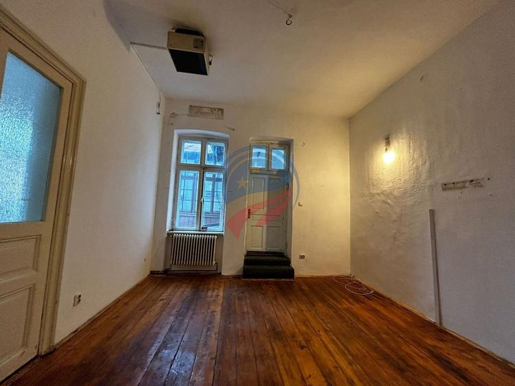 Casă individuală cu 8 camere cu Canalizare în Ultracentral