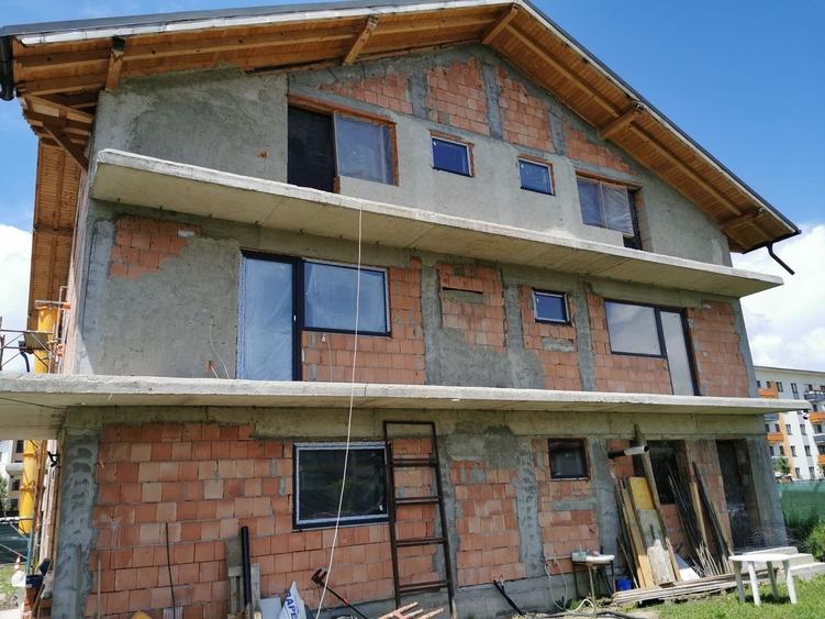 Apartament cu 4 camere decomandat în Tractorul